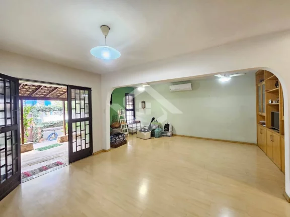 Imagem Casa à Venda na Taquara com 3 Quartos: Opção de Moradia e Negócios
