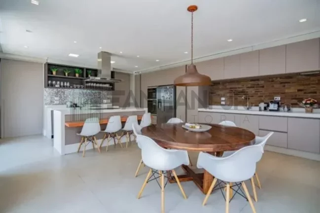 Imagem Luxuosa mansão de 4 quartos e 4 suítes no Jardim Europa, São Paulo-SP: 5 salas, 6 banheiros, 4 vagas, 415m². Venha conhecer!