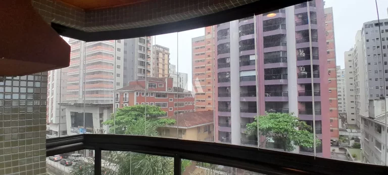 Imagem Apartamento à venda com 3 Suítes e na quadra da praia no Embaré de Santos/SP