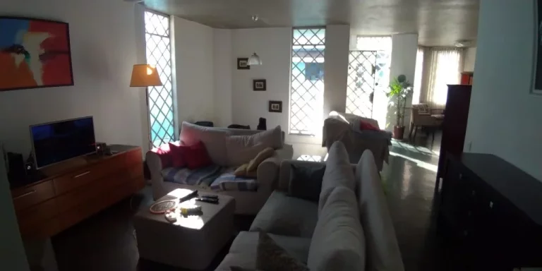 Imagem Casa de Luxo na Vila Ré: 3 Quartos, 3 Suítes, 5 Banheiros, 4 Vagas de Garagem e 426m² de Área em São Paulo-SP.