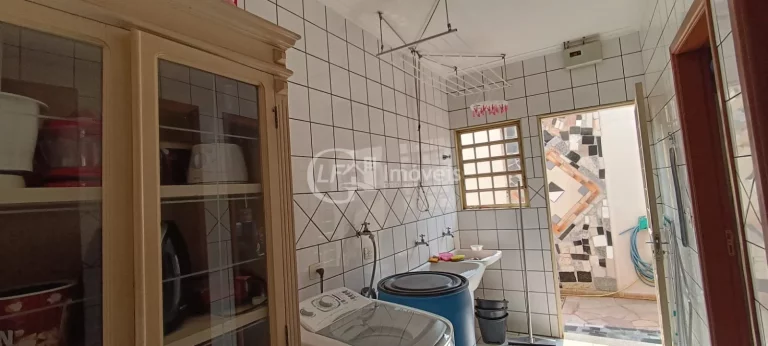 Imagem Oportunidade Única! Terreno Amplo com Casa Completa e Sofisticada
