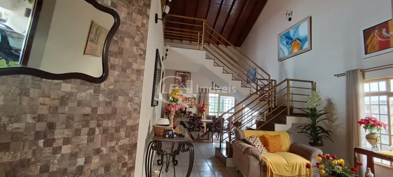 Imagem Oportunidade Única! Terreno Amplo com Casa Completa e Sofisticada