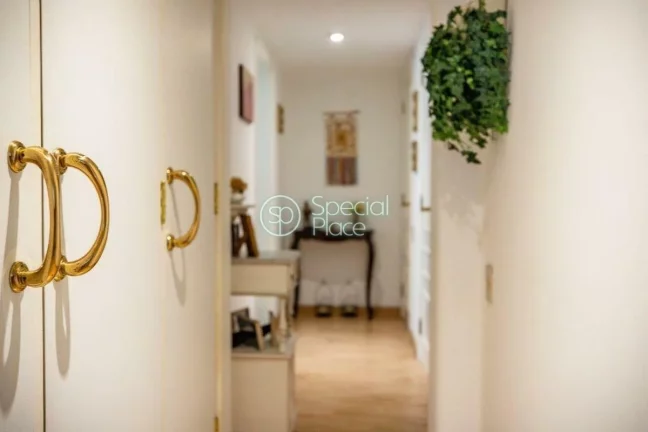 Imagem Belíssimo apartamento com 264 m² de área privativa, living com pé direito duplo, lareira, mezani...