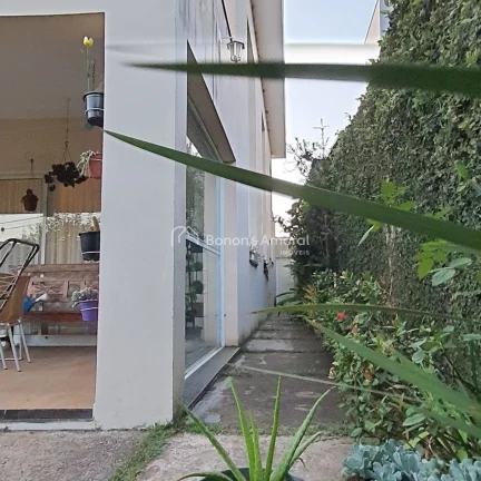 Imagem Linda casa em condomínio fechado em Barão Geraldo. A residência possui quatro suítes, dois banhe...