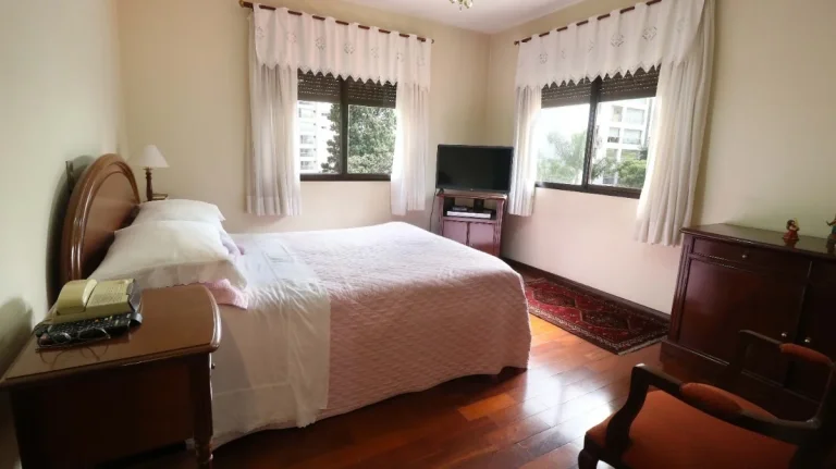Imagem Apartamento 200M², 3Q, 3 Suítes, 5 Banheiros, 3 Vagas, Varanda, Piscina, Closet, Despensa, Dependência Completa de Serviço, Depósito, Armários.