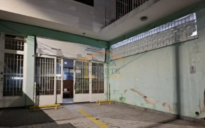 Imagem Salão com 105 m², sendo 60 m² de vão livre, conta com 2 banheiros, copa e 2 vagas de garagem. 

...