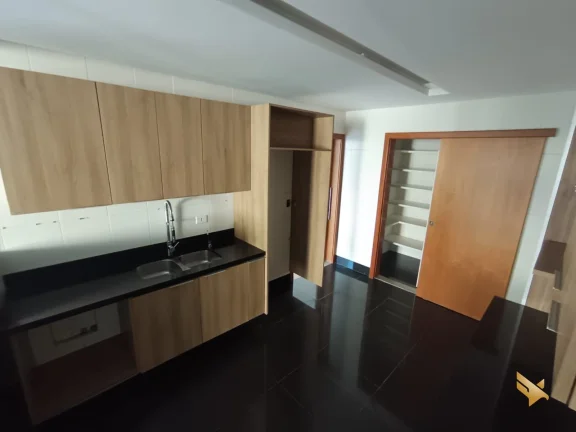 Imagem Sobrado com garagem subterranea e suite com dois closets e banheira