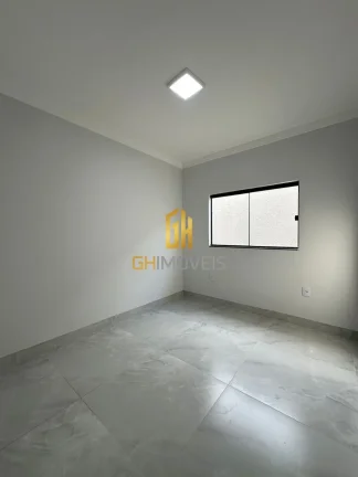 Imagem A casa possui 

- Sala pé direito alto 
- Garagem na laje
- Cozinha com ampla bancada
- Área de se...