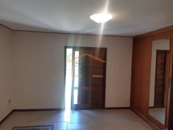 Imagem Casa em condomínio fechado, Imóvel térreo com desnível entre a área social e a área íntima, e...