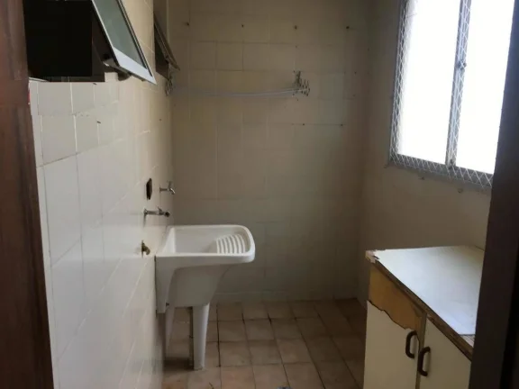 Imagem Apartamento com ótima localização, 2 quartos sendo uma suíte com armário embutido, sala, sacada...