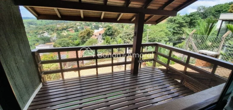 Imagem Linda residência em condomínio fechado, oferecendo três quartos, sendo duas suítes, sala ampla p...