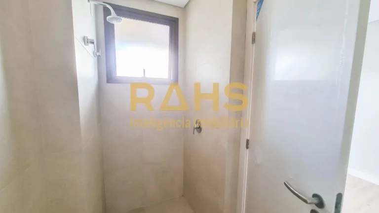 Imagem Amplo giardino no bairro América de Joinville! O Apartamento conta com 3 suítes, 2 salas, 5 banhei...