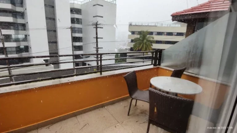 Imagem A 5ª Avenida Imóveis selecionou esse apartamento de 1/4 Sala Duplex no BAHIA LODGE, ancorado no melhor ponto do Rio Vermelho, debruçado sobre o mar: