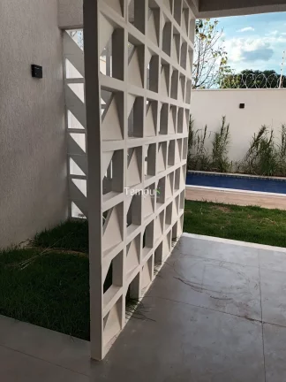 Imagem Sobrado Alto Padrão, 3 Suítes, Churrasqueira com Piscina