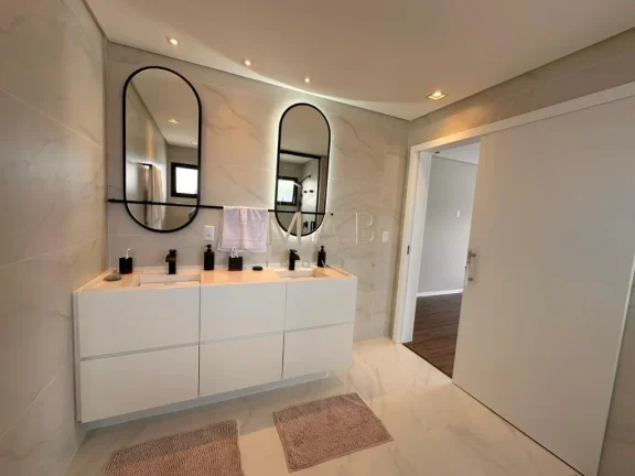 Imagem Te convido para conhecer seu mais novo lar!! Casa com 4 dormitórios sendo 1 suíte, SEMIMOBILIADA, para Venda no Bairro Rio Vermelho em Florianópolis!