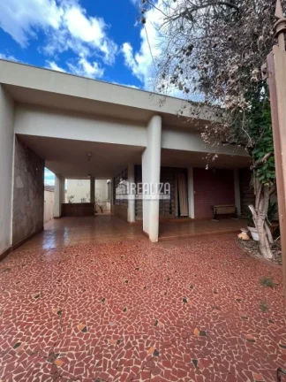 Vende-se casa de alto padrão com dois pavimentos no Centro de Igarapava/SP