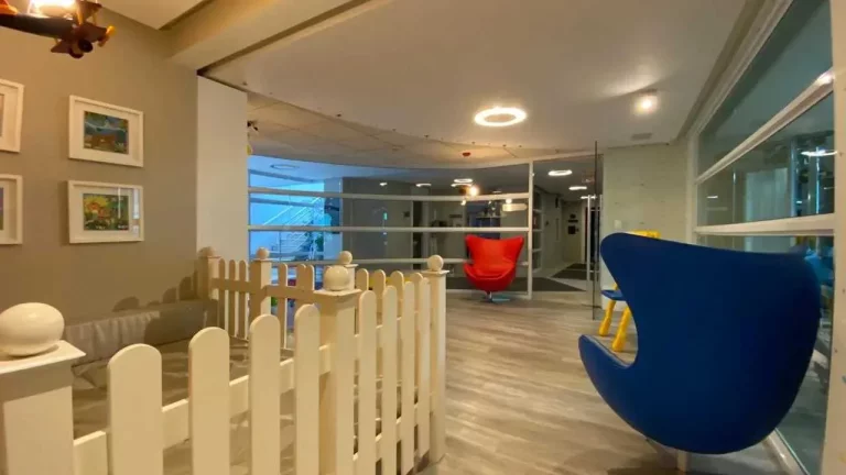 Imagem Apartamento vista mar mobiliado com 3 suítes e 3 vagas de garagem no Centro de Balneário Camboriú