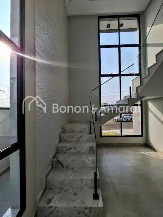 Imagem Casa moderna e sofisticada com três suítes, sendo uma delas master com closet espaçoso. As outras...