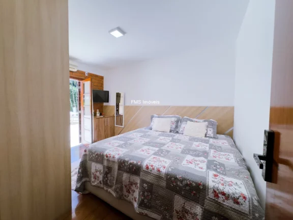 Imagem Imóvel de luxo em Cotia-SP: Casa à venda ou locação com 7 quartos, 5 suítes, 3 salas e 2.500 m² de área em Chácaras dos Lagos.