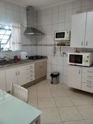 Imagem CASA TÉRREA, COM TRÊS DORMITÓRIOS SENDO UM COM SUITE MASTER E DUAS VAGAS COBERTA DE GARAGEM COBERTA.