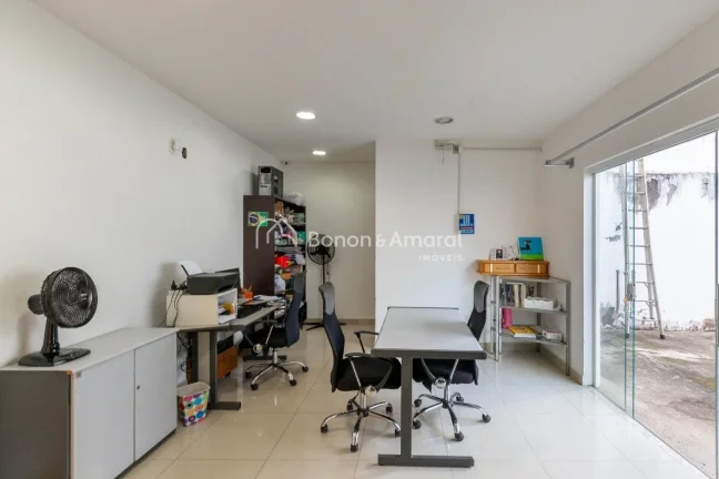 Imagem Apresentamos um galpão comercial com infraestrutura completa, ideal para empresas que buscam um esp...