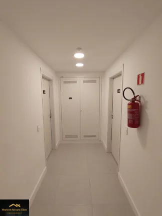 Imagem Apartamento ( Studio) com 1 Dormitório na Vila Romana, Novo, Vista Livre. Banheiro com Janela