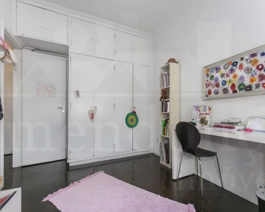 Imagem Apartamento amplo, living para 02 ambientes, piso de tacos, 03 dormitórios com armários, 02 banhei...