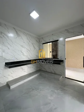 Imagem A casa possui 

- Sala pé direito alto 
- Garagem na laje
- Cozinha com ampla bancada
- Área de se...