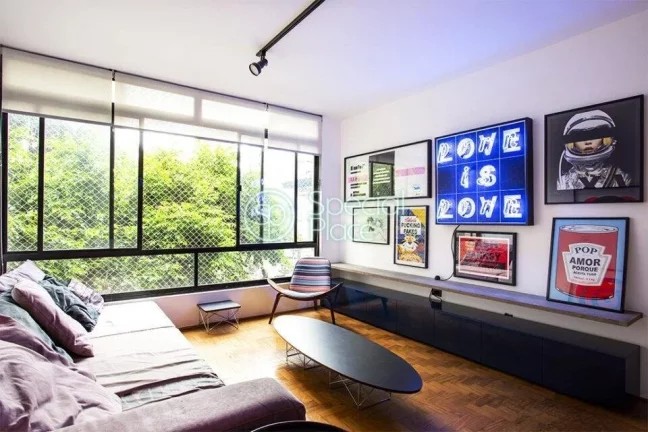 Ap reformado e moderno em predinho super charmoso dos anos 60. São 102m² de área privativa, 2 dor...