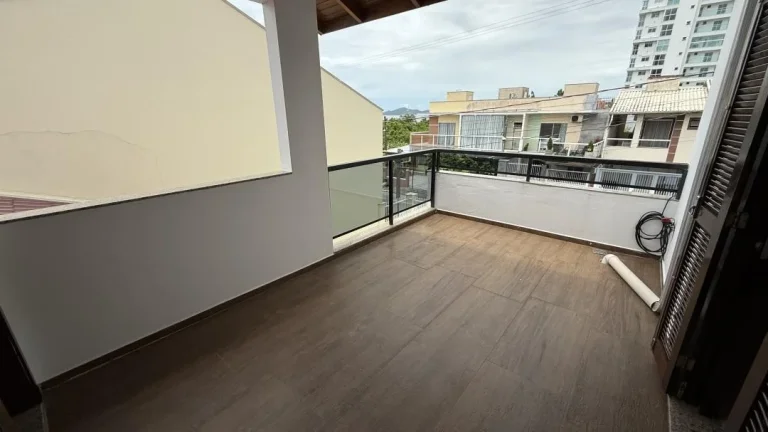 Imagem Casa a 120m do mar com 3 quartos (2 suítes), 209m² de área construída e 251m² de terreno, em Itacolomi, Balneário Piçarras - Adriano Carpes Imóveis vende!