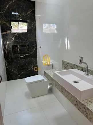 Imagem A casa possui 

- 3 quartos sendo 1 suíte 
- Sala 
- Cozinha 
- Banheiro social 
- Área Gurmet 
- ...