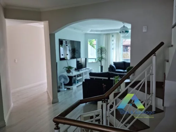 Imagem Sobrado com 3 Quartos e 3 banheiros à Venda, 250 m² por R$ 739.900