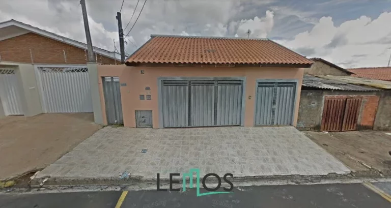 CASA NO BAIRRO JARDIM BRASILANDIA COM EDICULA NO FUNDO.