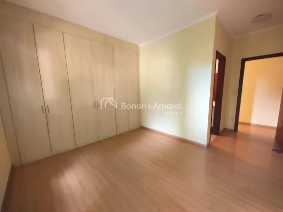 Imagem Localizada no coração do condomínio, em uma rua tranquila, esta casa térrea oferece conforto e p...