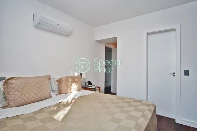 Imagem Ótimo apartamento à venda no Morumbi - Área: 138,14m² - Living com varanda na copa das árvores ...