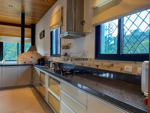 Imagem Casa à venda em Campos do Jordão – Com 5 suítes no Alto do Capivari