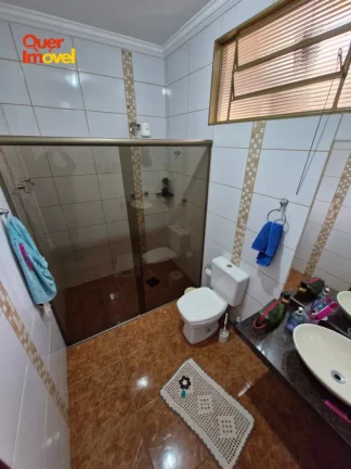 Imagem Imperdível: Casa à venda em Ribeirão Preto-SP, bairro Alto do Ipiranga. 3 quartos, 2 suítes, 3 salas, 4 banheiros, 3 vagas de garagem. 267,06 m².