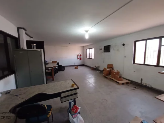 Imagem Galpão comercial com 2 mezaninos, cozinha e 3 banheiros. Localização estratégica em Peruíbe. Ideal para empresas. Agende sua visita!