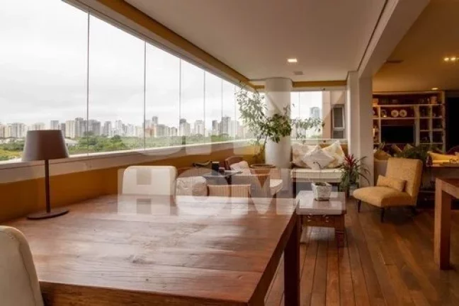 Imagem Apartamento de 238m² resultado de uma junção de dois aptos criada pela construtora durante a obra...