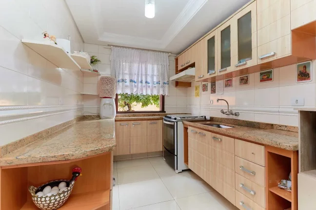 Imagem Residência com 4 Dormitórios sendo 1 Suíte, 4 Vagas de Garagem e Galpão Comercial.