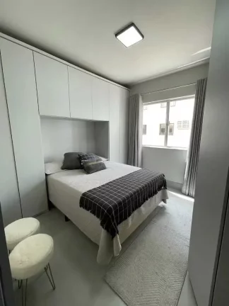 Imagem Apartamento mobiliado com 2 dormitórios sendo 1 suíte e 1 vaga no centro de Balneário Camboriú