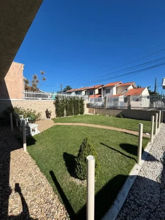 Imagem Adriano Carpes Imóveis vende, uma linda casa em alvenaria mais edícula , com 2 dormitórios sendo 1 suíte, no centro de Penha, com uma ótima localização.