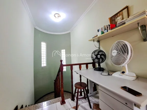 Imagem No térreo salas de estar, jantar e escritório, cozinha planejada mais varanda com espaço gourmet ...