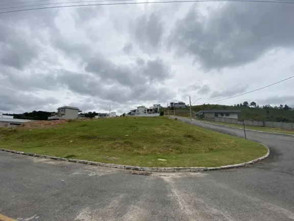 Imagem Lote de esquina 475m2 em Condomínio de Alto Padrão – Segurança e Lazer Completo