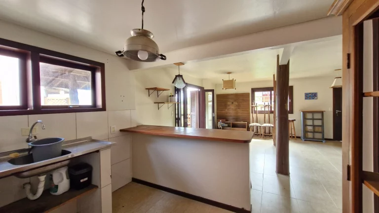 Imagem Duas casas à venda na Praia da Ferrugem, Garopaba. Vista para a lagoa, 260m² de terreno, documentação ok e ótima localização.