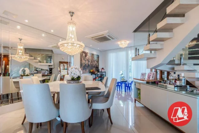 Imagem Sobrado de 454,00 m², 3 suítes,4 vagas e piscina.
