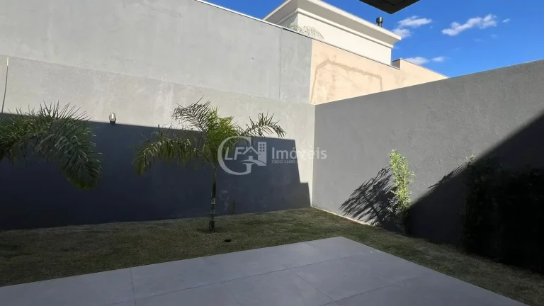 Imagem Imperdível oportunidade! Casa à venda em Alphaville Campo Grande-MS com 3 quartos, 3 suítes, 3 salas e 330m². Confira!