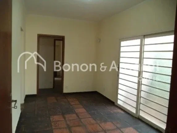 Imagem Casa no Taquaral, localizada a apenas três quadras do Supermercados Dalben, oferecendo praticidade ...