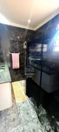 Imagem Seu novo lar em Santos: Casa espaçosa de 3 quartos com edícula para a família.