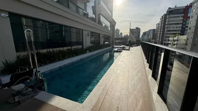 Imagem Apartamento com 4 suítes sendo 1 master e 3 vagas de garagem em Meia Praia - Itapema/SC
